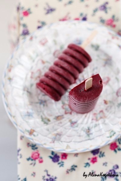 Мороженое получается необыкновенно вкусным, приятно кисло-сладким. Благодаря йогурту структура немно