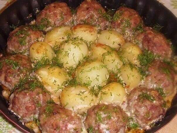 Котлетки с картошкой в сметано-томатном соусе