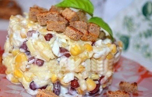 Салат с фасолью, сыром и сухариками