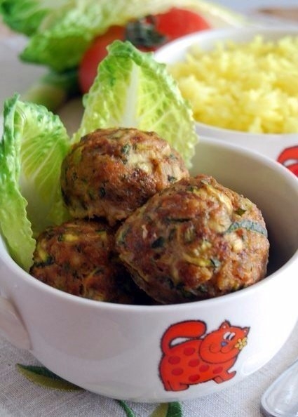 Интересный рецепт мясо-растительных котлеток. Фарш формируется из мяса, кабачков и моркови, получает