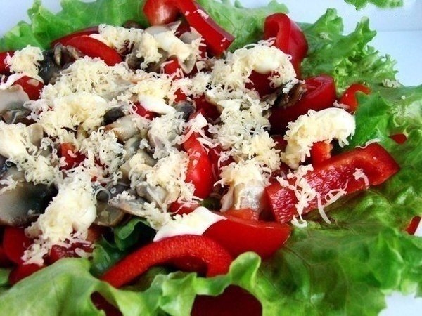 Салат будет не только нравится вкусом, но и поднимать настроение своим внешним видом.