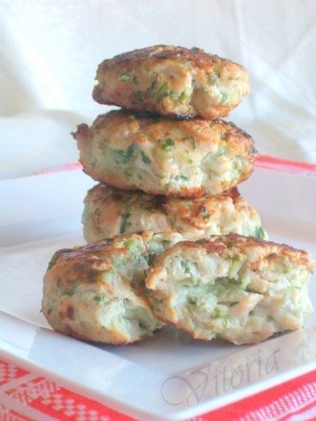 Из диетического мяса можно приготовить чудесные нежирные котлетки. Кушать их сплошное удовольствие и