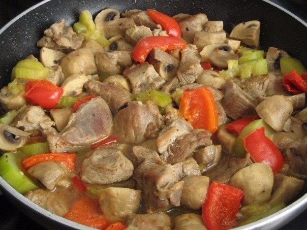 Диетическое мясо индейки отлично сочетается с сочными овощами. Блюдо нежнейшее! Диетическое мясо индейки отлично сочетается с сочными овощами. Блюдо нежнейшее!