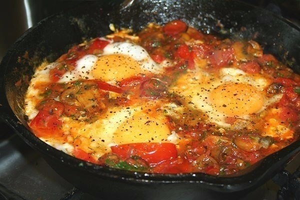 Шакшука — блюдо арабской кухни, изначально готовится из яиц, помидоров, болгарского перца, лука и пр Шакшука — блюдо арабской кухни, изначально готовится из яиц, помидоров, болгарского перца, лука и пр