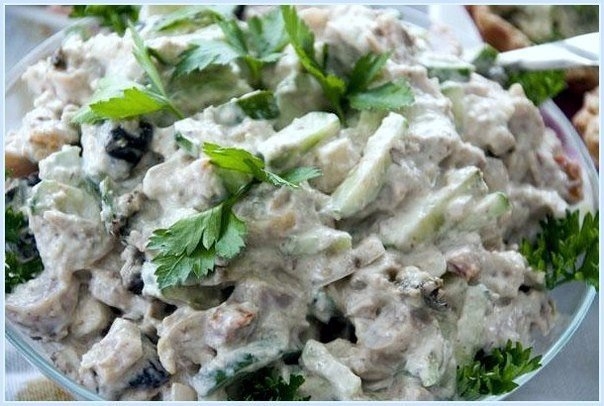 Замечательный салат из овощей и курочки. Готовить просто!
