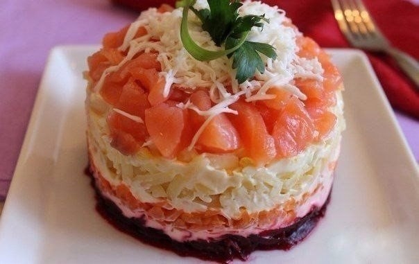 Если селедку под шубой можно кушать каждый день, то для званого ужина приготовить лучше такой салати