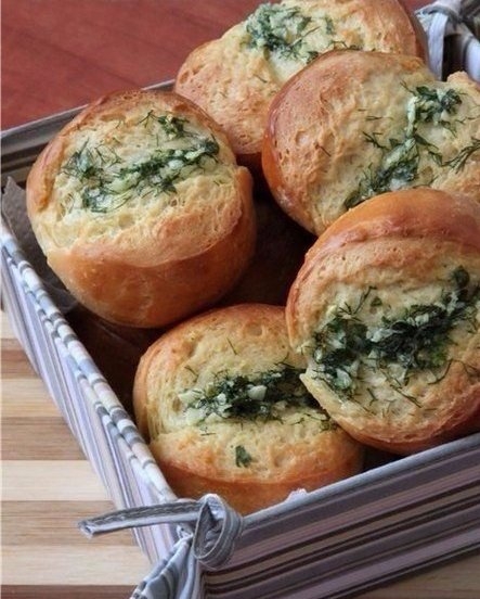 Как же вкусно вместо хлеба кушать булочки чесночные с супом или борщом! Попробуйте!