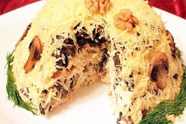 Любите собирать вкусные грибы в сказочном лесу? Предлагаем вам невероятный салат!