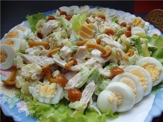 Яркий сытный салат с грибочками на лесную тему! Красота!