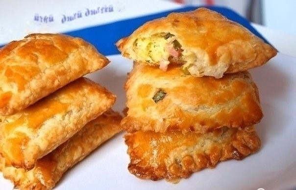 Слоеные пирожки с луком, сыром и ветчиной