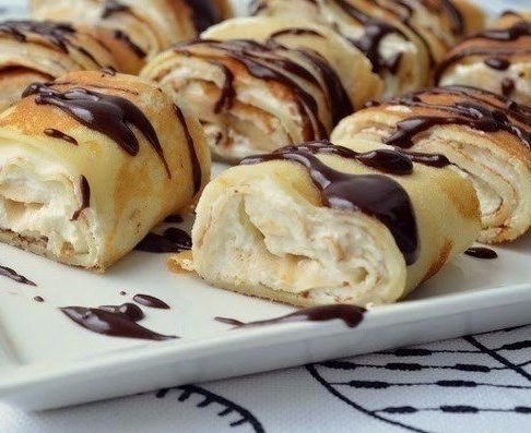 Рулетики из блинчиков с творожно–банановым кремом — вкуснее вы не пробовали! Сами тают во рту! Рулетики из блинчиков с творожно–банановым кремом — вкуснее вы не пробовали! Сами тают во рту!
