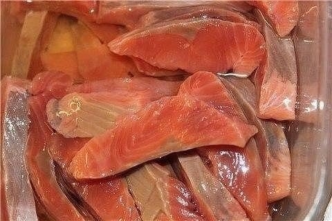 Как известно, горбуша - рыба довольно суховатая и постная. Но при таком способе засолки превращается