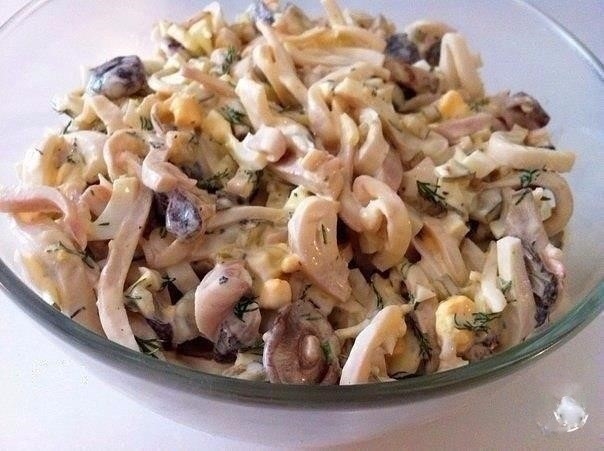 Салат из кальмаров с грибами