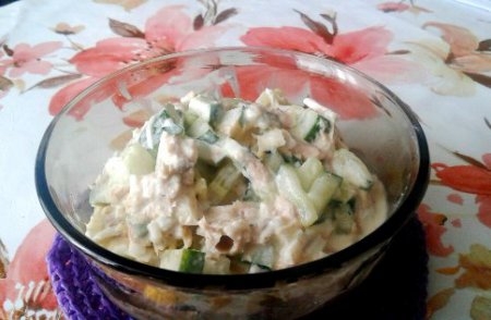 Салат из рыбной консервы, яиц и огурцов