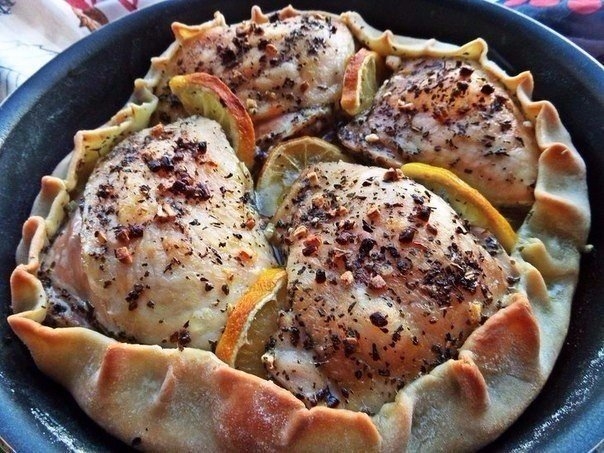 Очень красивая подача сочной курочки с хрустящей съедобной тарелочкой!