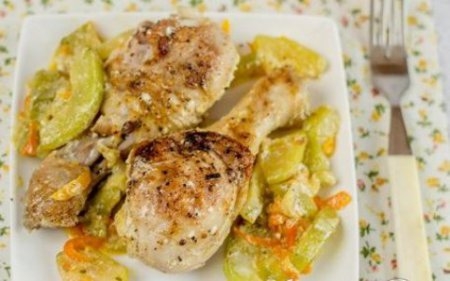 Кабачки с курицей в сметанном соусе