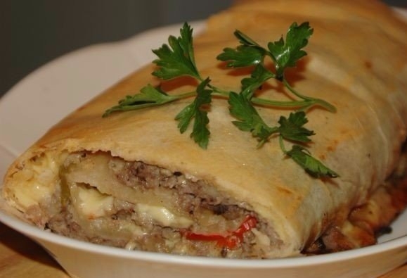 Яблочный штрудель это, конечно, очень вкусно! Но с мясом ведь намного вкуснее!
