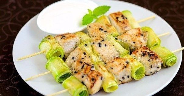 Сочное нежное куриное мясо с ярким кабачком! Почувствуй вкус радости!