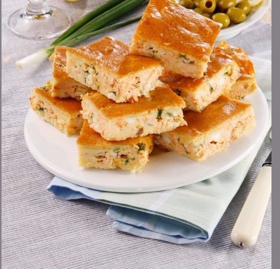 Пикантный закусочный пирог придется по вкусу всем гостям. Угощайтесь!