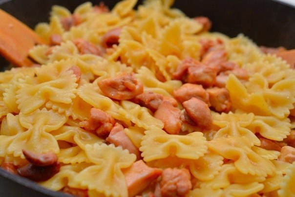 Веселые макарошки-бабочки с нежным куриным мясом и мёдом! Оооочень вкусно!