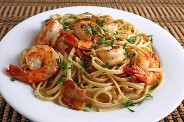 Если вас давно ничего не радует, приготовьте эту вкуснейшую пасту с креветками и сыром! Такой вкус в