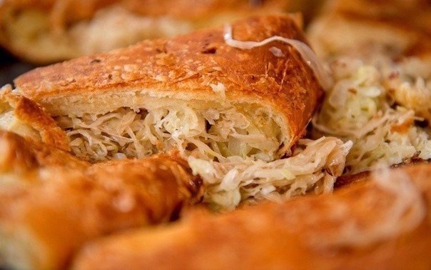 Хрустящая капустка в румяном пироге это нечто! Попробуйте сами!