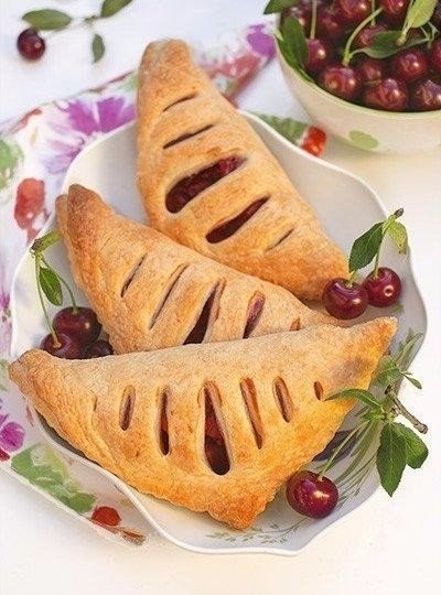Хрустящие слоечки с сочной вишенкой - это всегда отличная идея! Вкусно похрустеть любят все!