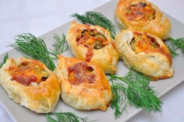 Эти лодочки – полноценное блюдо с мясом, гарниром из картофеля, закуской из соленых огурчиков и даже Эти лодочки – полноценное блюдо с мясом, гарниром из картофеля, закуской из соленых огурчиков и даже