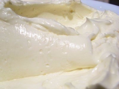 Крем хоть и масляный, но не такой жирный, как сливочное масло + сгущенное молоко! Отлично держит фор