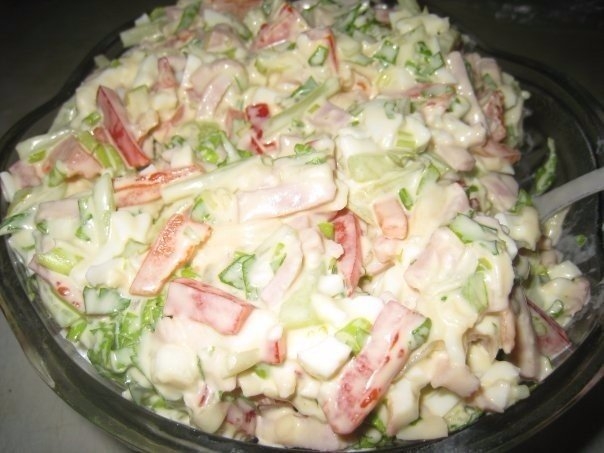 Очень вкусный салатик пробовала вчера у мамы. Сегодня уже такой у меня на столе!