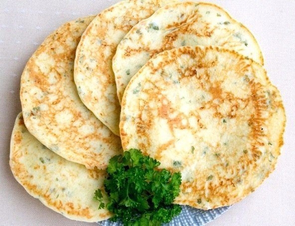 Эти вкусные лепешки можно приготовить не только с зеленью, но и с мелко нарезанной ветчиной, оливкам