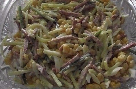 Быстрый и простой в приготовлении салатик. Рекомендую попробовать - вкус потрясающий!