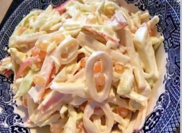 Салатики из кальмаров получаются очень нежными, а главное морепродукты такие богатые витаминами и ми