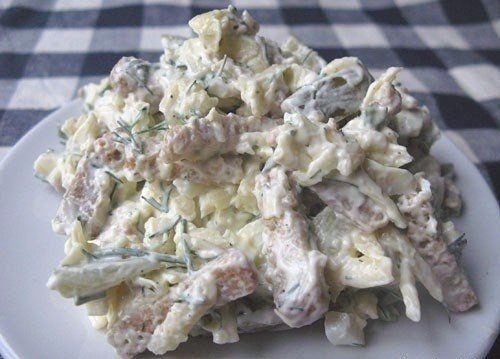 Сырный салат с сухариками &ndash; очень сытный, так что им без проблем можно накормить небольшую компанию.