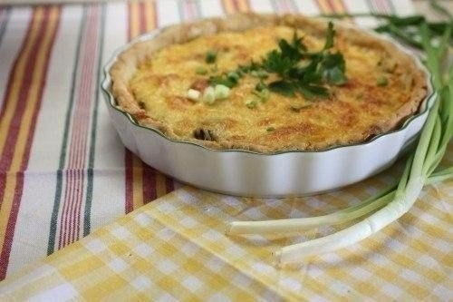 Простое в приготовлении и вкусное блюдо с красивым названием. На столе пирог со вкусом настоящего жу