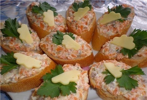 Это самая вкусная намазывалка из всех, которые я пробовала. По вкусу очень напоминает красную икру, 