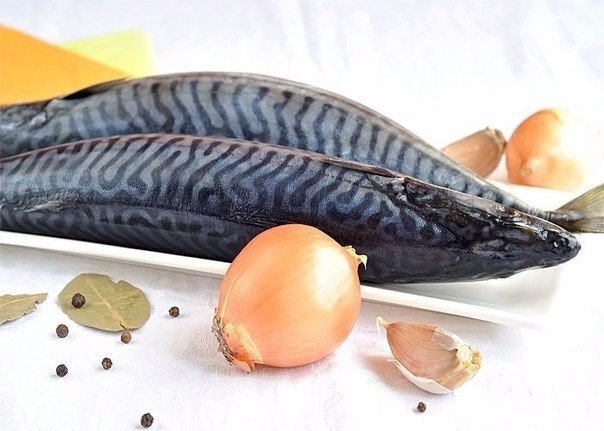 Можно, конечно, купить в супермаркете готовую маринованную скумбрию. Но приготовленная дома - это во