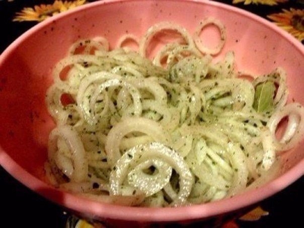 Маринованный лучок для шашлыка, салатов и просто с хлебушком покушать.
