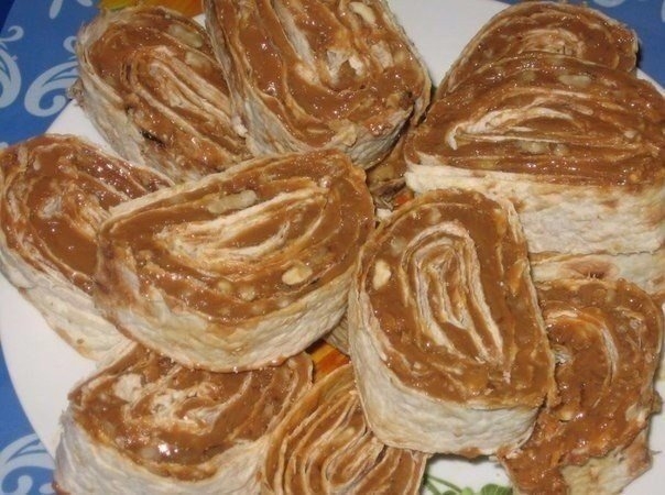 Лаваш - незаменимая вещь на кухне. И острые пикантные закуски с ним хороши, а сладости еще лучше! Лаваш - незаменимая вещь на кухне. И острые пикантные закуски с ним хороши, а сладости еще лучше!