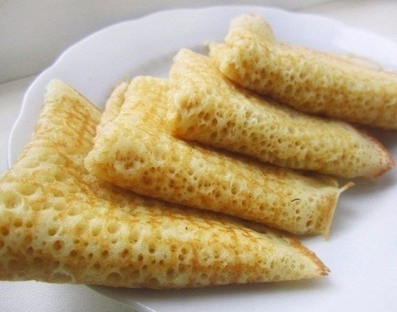 Эти блины получаются очень вкусными, тонкими, нежными. А какие они ажурные, и все-все в дырочках!