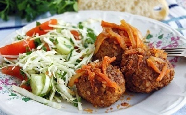 Если у вас осталась вареная гречка и вы не знаете куда ее деть, приготовьте эти вкусные тефтели!