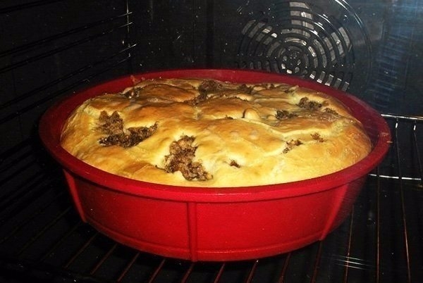 Быстрый пирог на кефире со сметаной - оооочень вкусно! Быстрый пирог на кефире со сметаной - оооочень вкусно!