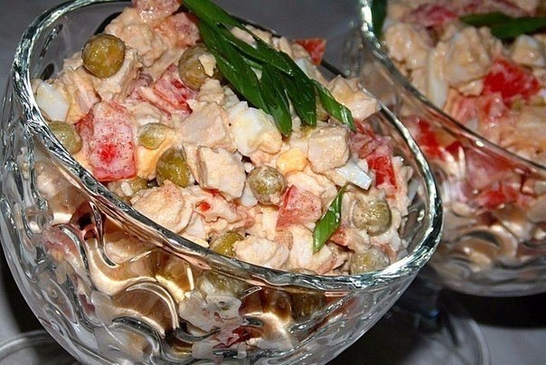 Салат с куриной грудкой ,помидорами и зелёным горошком.