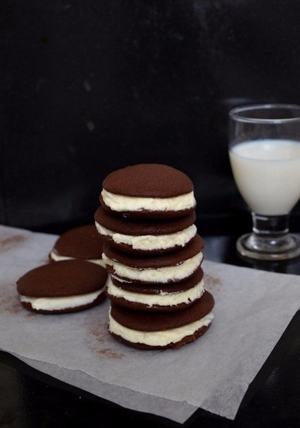 Шоколадные Whoopie со сливками.