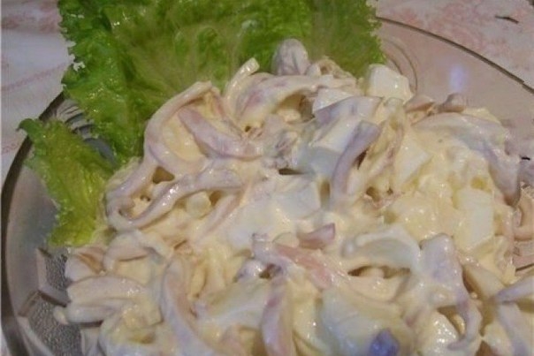 Очень вкусный салат из кальмаров с плавленым сыром Очень вкусный салат из кальмаров с плавленым сыром